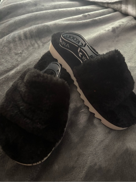 Koolaburra Other - Koolaburra Kids Black Fuzzy Slide Sandals with Cream Sole